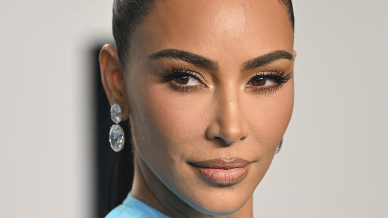 Kim Kardashian poses at Vanity Fair Oscars party 