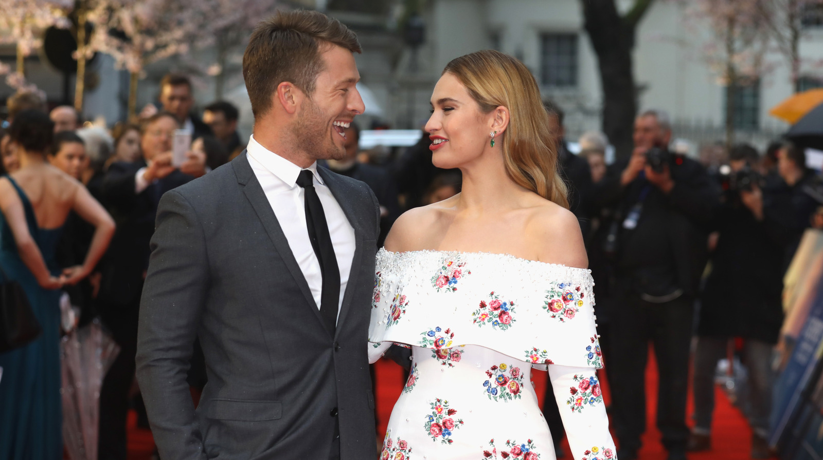 グレン・パウエルはこのイギリスの女優とのロマンスに向かっていますか？噂の中
