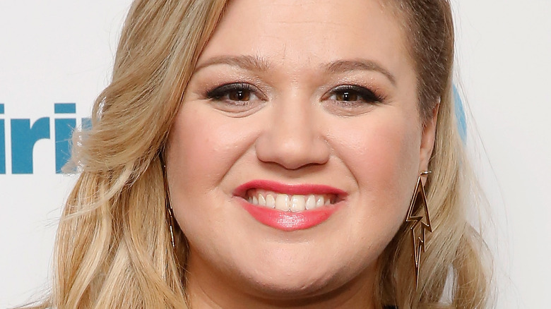 Kelly Clarkson smiling at an event.