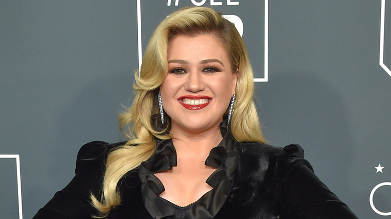 Kelly Clarkson on the red carpet