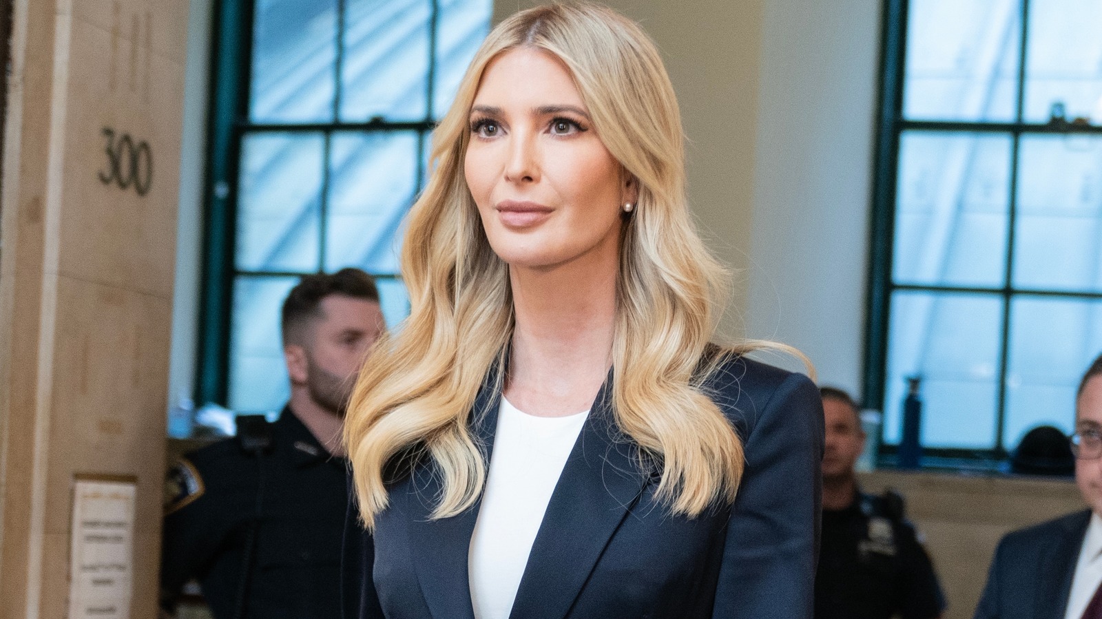 イヴァンカ・トランプ、新しいセルフィーでキンバリー・ギルフォイルの特徴的なスタイルを上品に