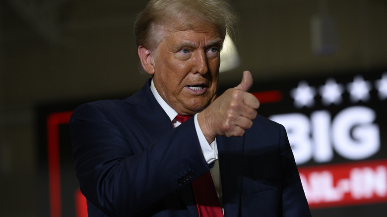 Donald Trump giving thumbs up