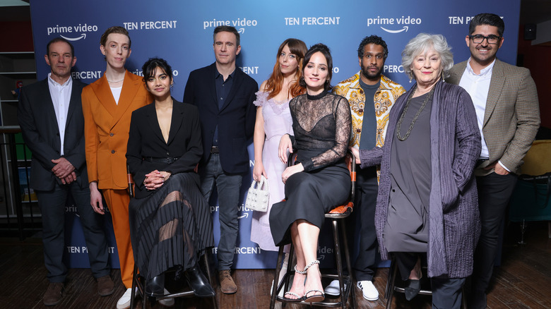 The cast of Ten Percent posing