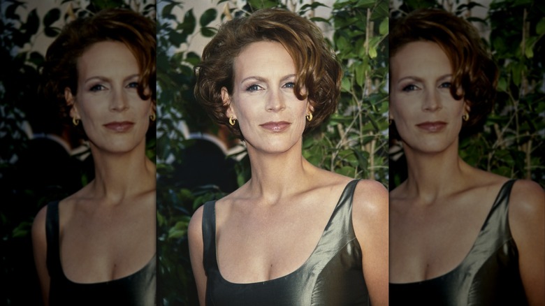 Jamie Lee Curtis smiling at the "True Lies" premiere in 1994
