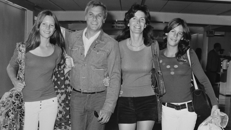 Kelly Curtis, Tony Curtis, Leslie Allen, and Jamie Lee Curtis walking through an airport