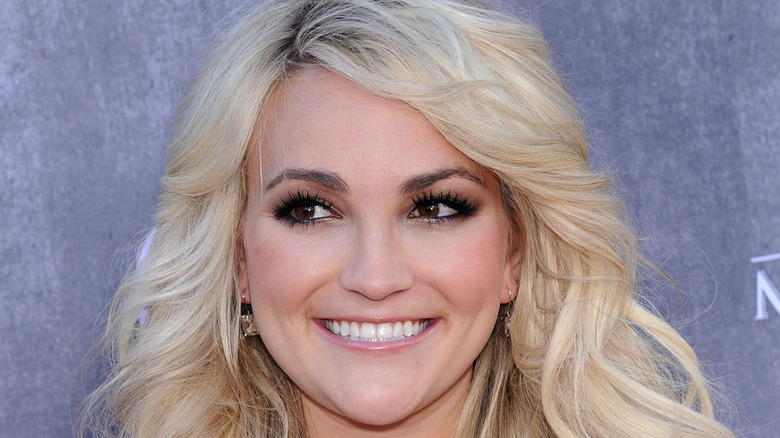 Jamie Lynn Spears smiling with wavy blonde hair 