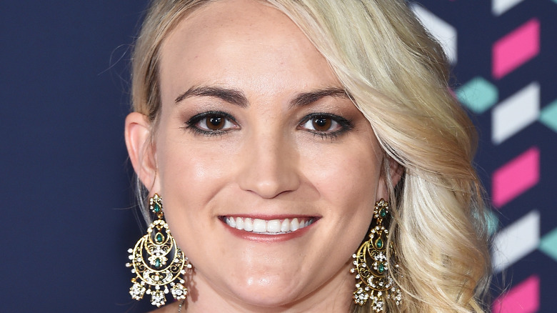 Jamie Lynn Spears smiling with wavy blonde hair 