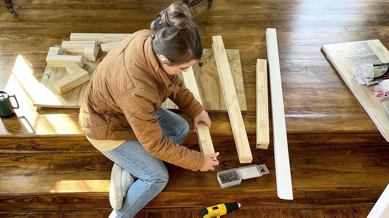 Jana Duggar working on a home project