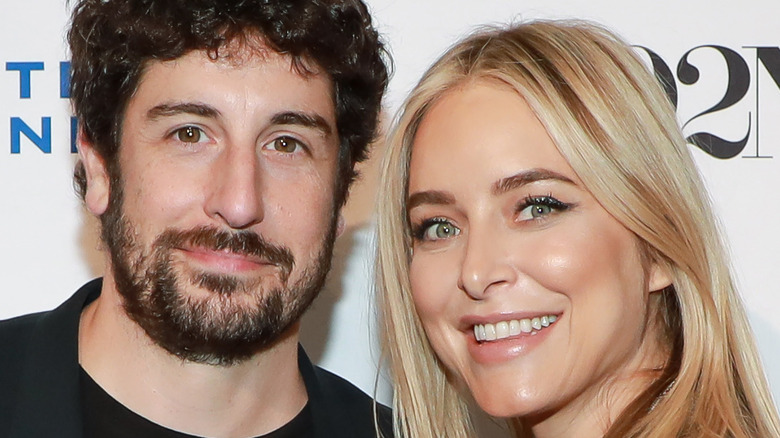 Jason Biggs and Jenny Mollen smiling