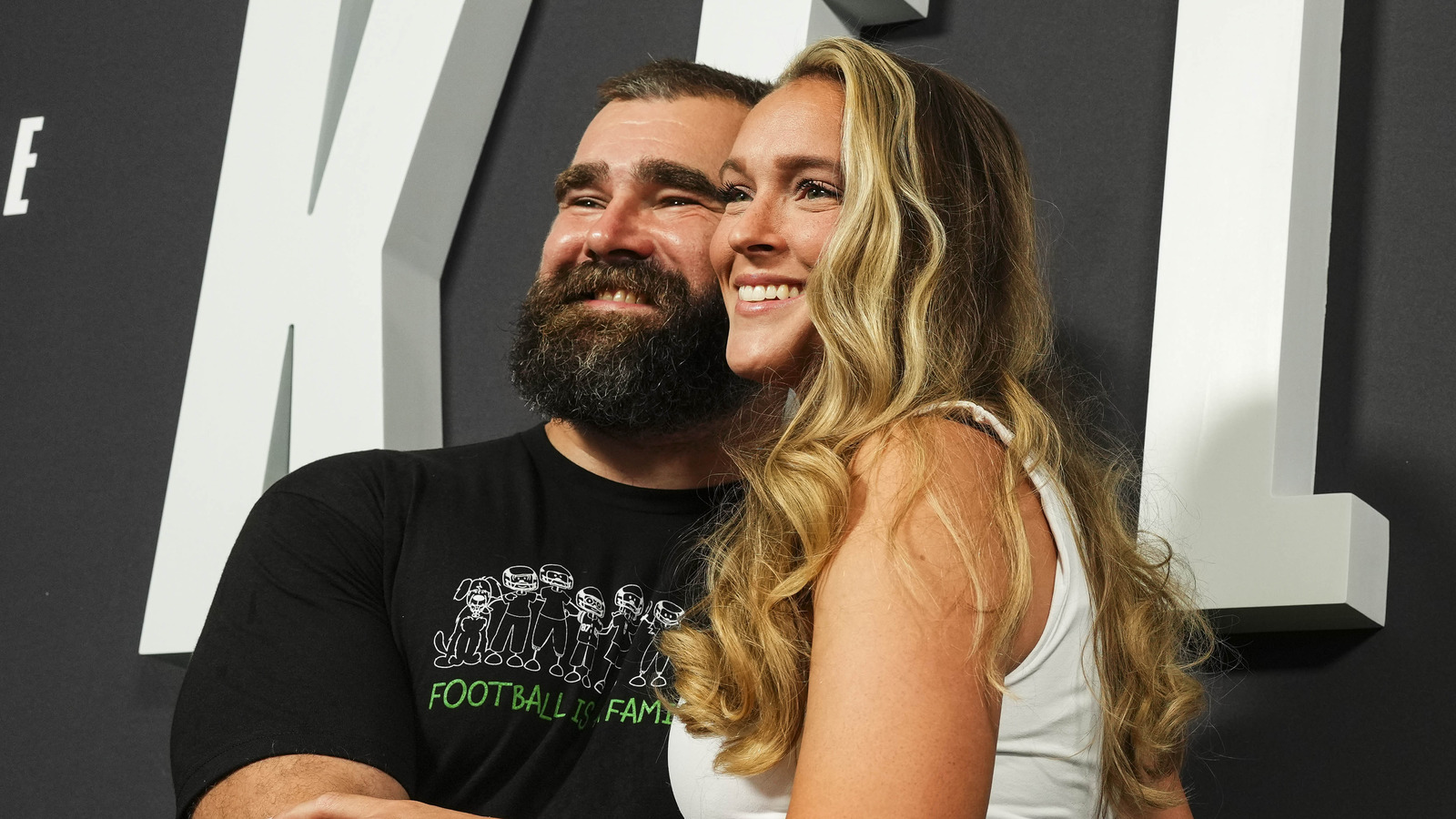 ジェイソン・ケルシーの引退スピーチで妻カイリーにふさわしいスポットライトが当たる