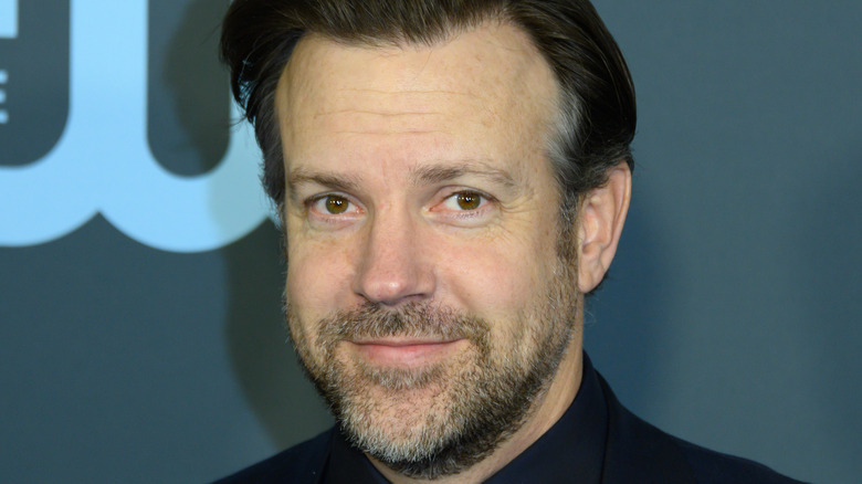 Jason Sudeikis poses at an event