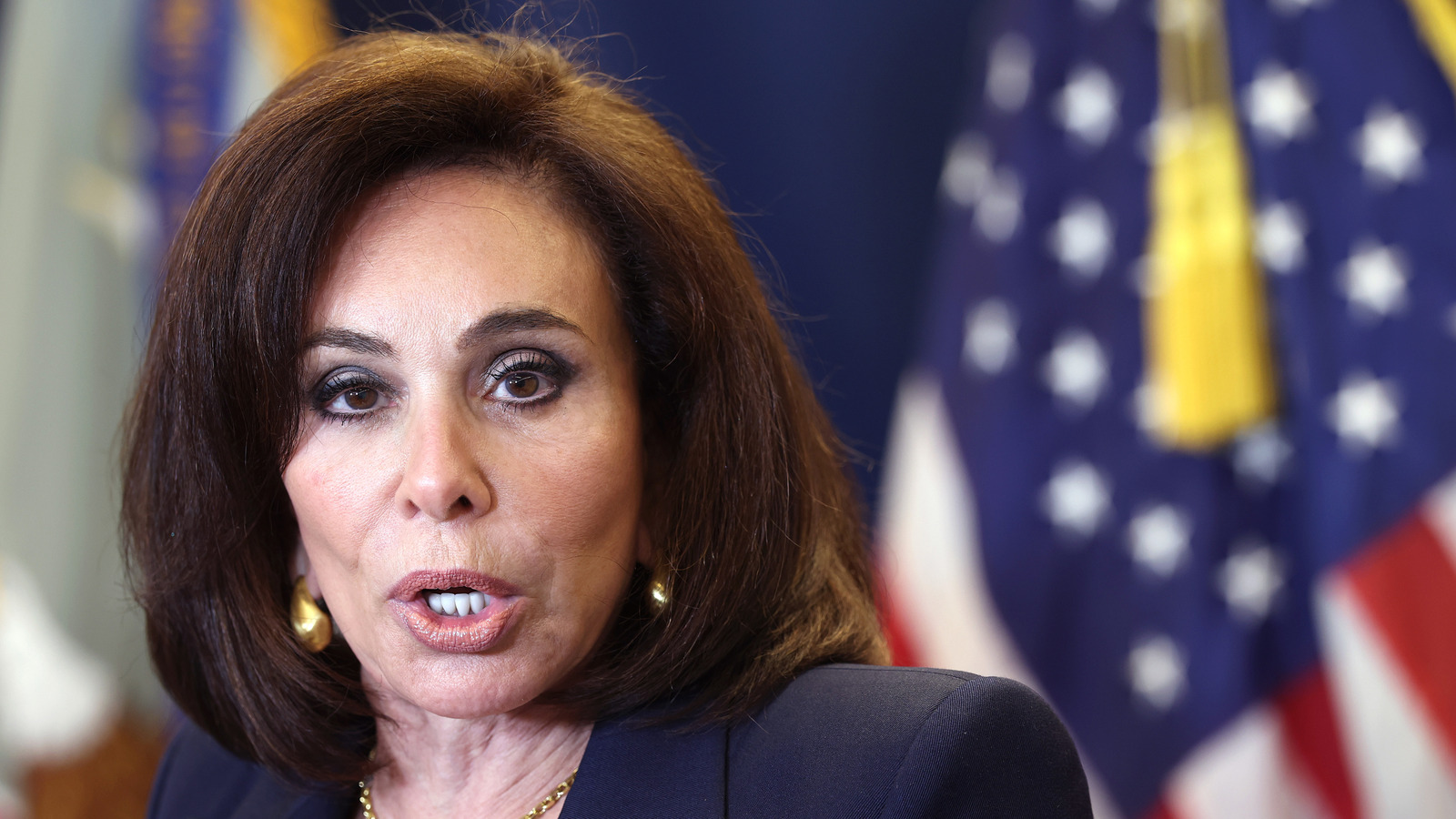 Jeannine Pirroのスタイルオーバー ‘DoはFox Newsインタビューで彼女の頭から飛ぶ準備ができています