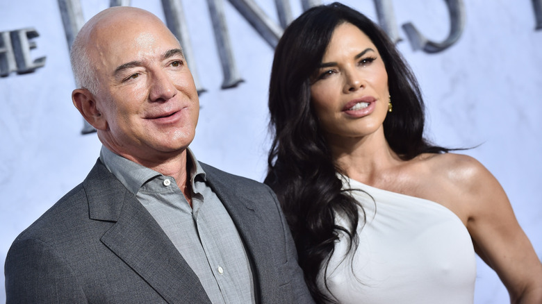 Jeff Bezos and Lauren Sánchez in front of 'Lord of the Rings' backdrop
