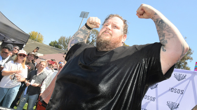 Jelly Roll flexing at the 2 Bears 5K