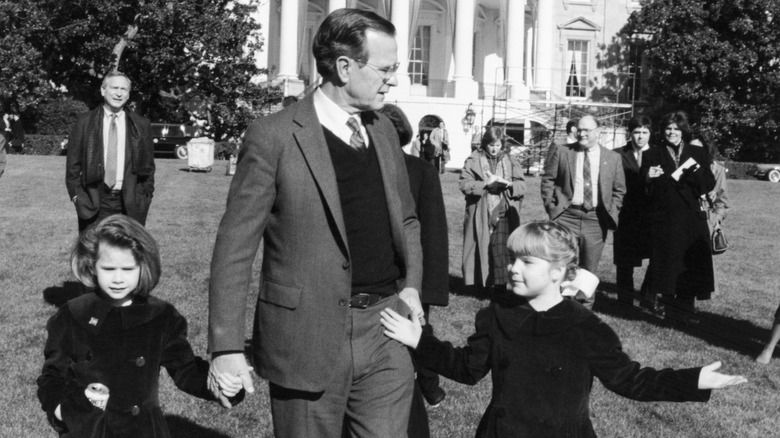 George H. W. Bush with granddaughters Barbara Bush and Jenna Bush Hager in front of the White House