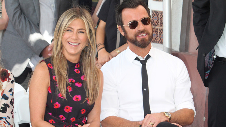 Jennifer Aniston and Justin Theroux sitting in chairs
