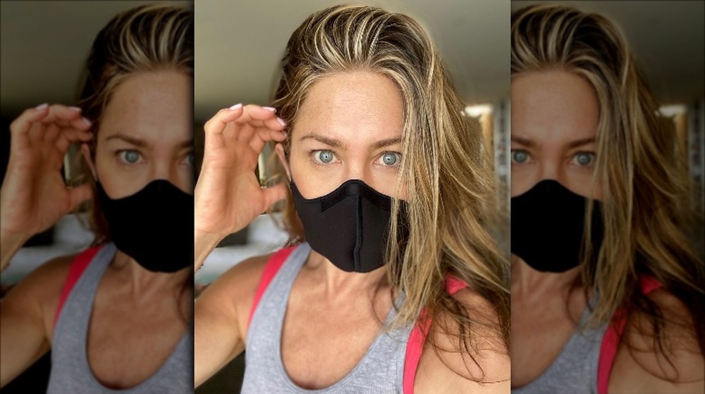 Jennifer Aniston wears face mask