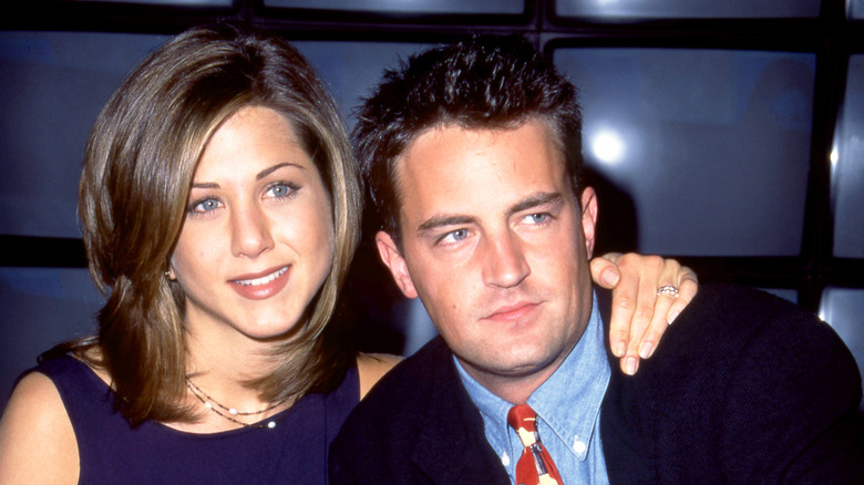 Jennifer Aniston and Matthew Perry posing