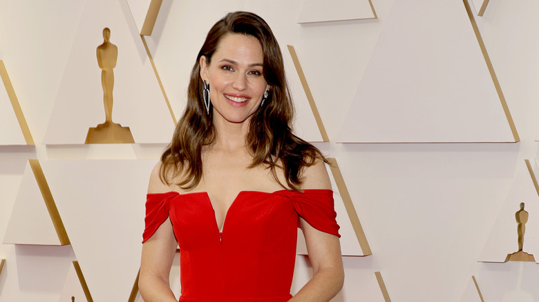 Jennifer Garner smiling on the Oscars red carpet