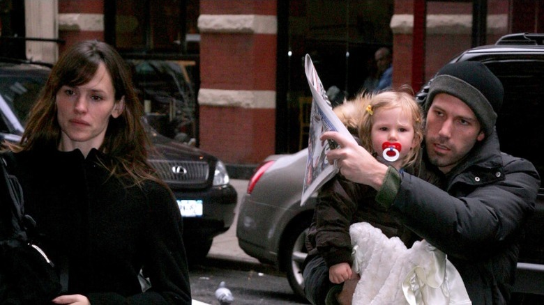 Jennifer Garner, Violet Affleck, and Ben Affleck try to avoid paparazzi in New York City (2007)