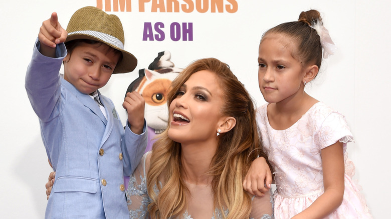 Max Muñiz, Jennifer Lopez, and Emme Muñiz on step-and-repeat