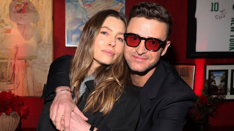 Jessica Biel and Justin Timberlake embracing while posing for photos together