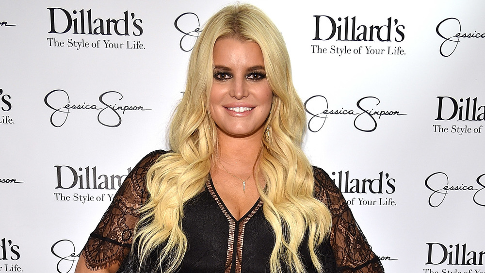 Jessica Simpson poses on the red carpet