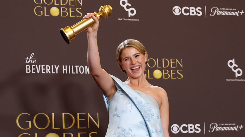 Jessie Buckley with her Golden Globe.