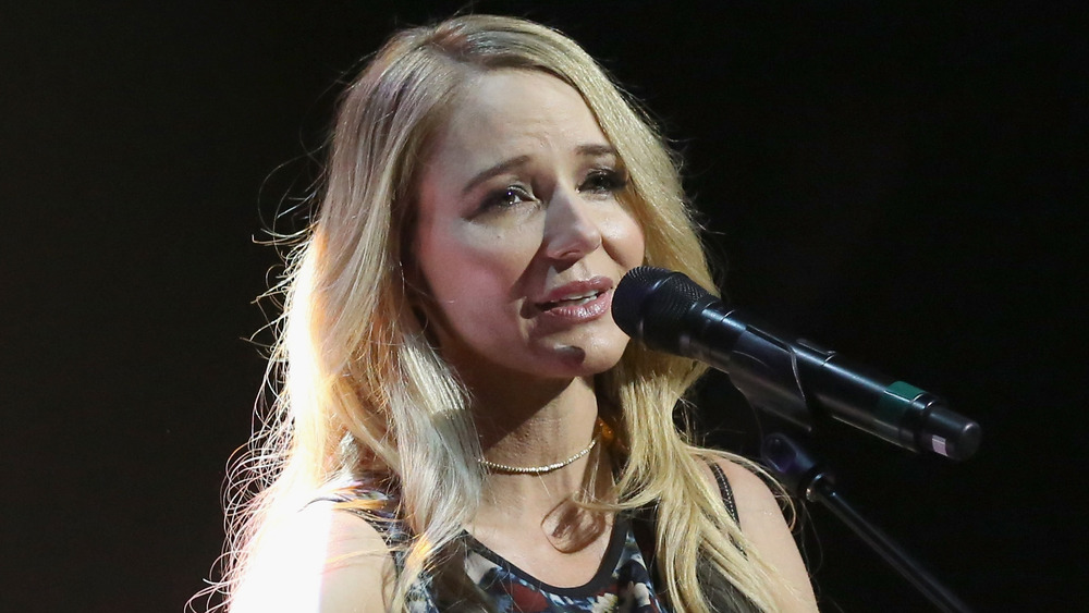 Jewel performing 