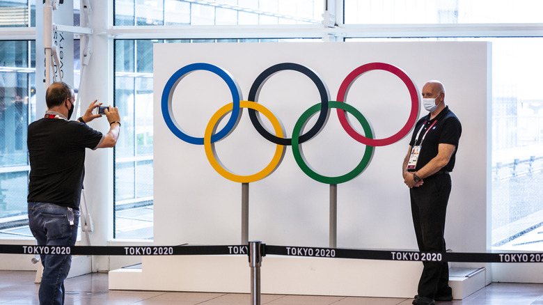 Olympic rings at Hanaeda airport