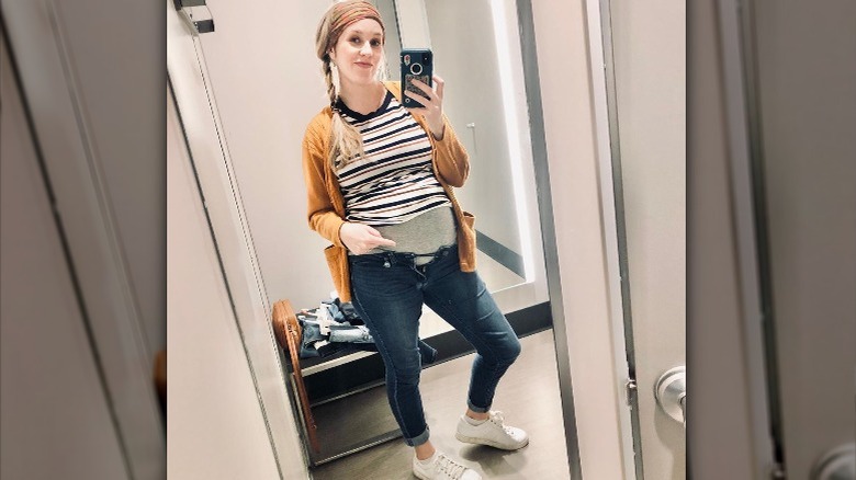 Jill Duggar Dillard in pregnancy jeans March 2022