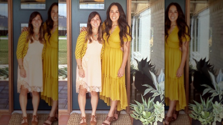 Joanna Gaines posing with her sister