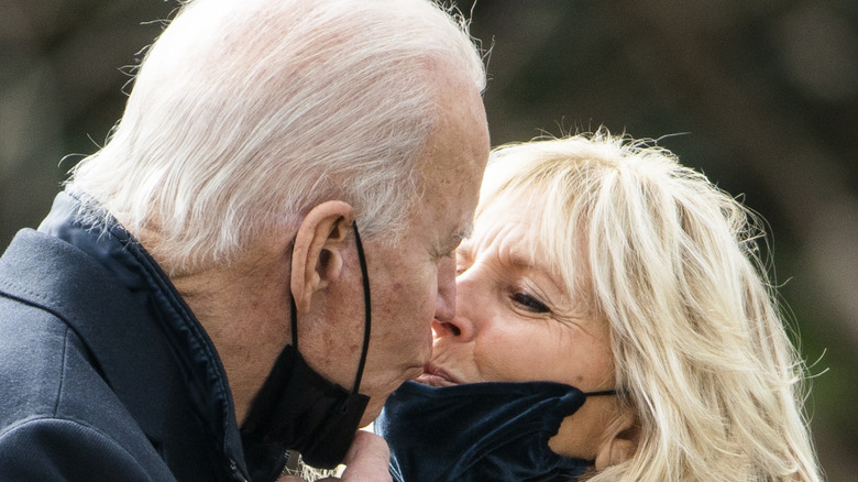 Joe Biden and Jill Biden kissing
