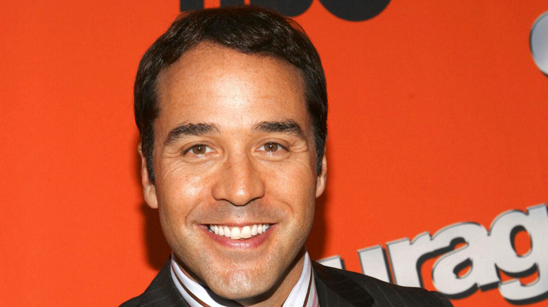 Jeremy Piven smiling at an event for Entourage in 2005.