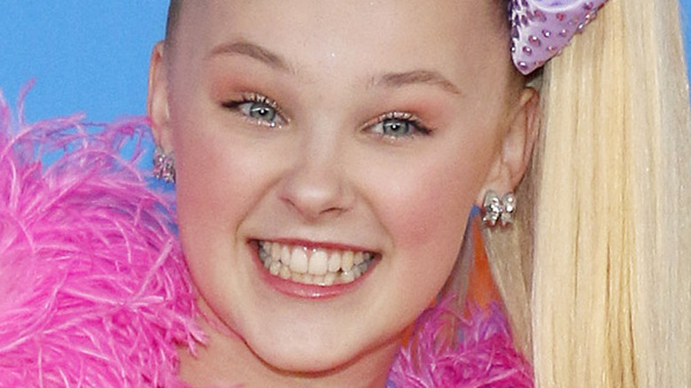 JoJo Siwa pink boa Nickelodeon 2018