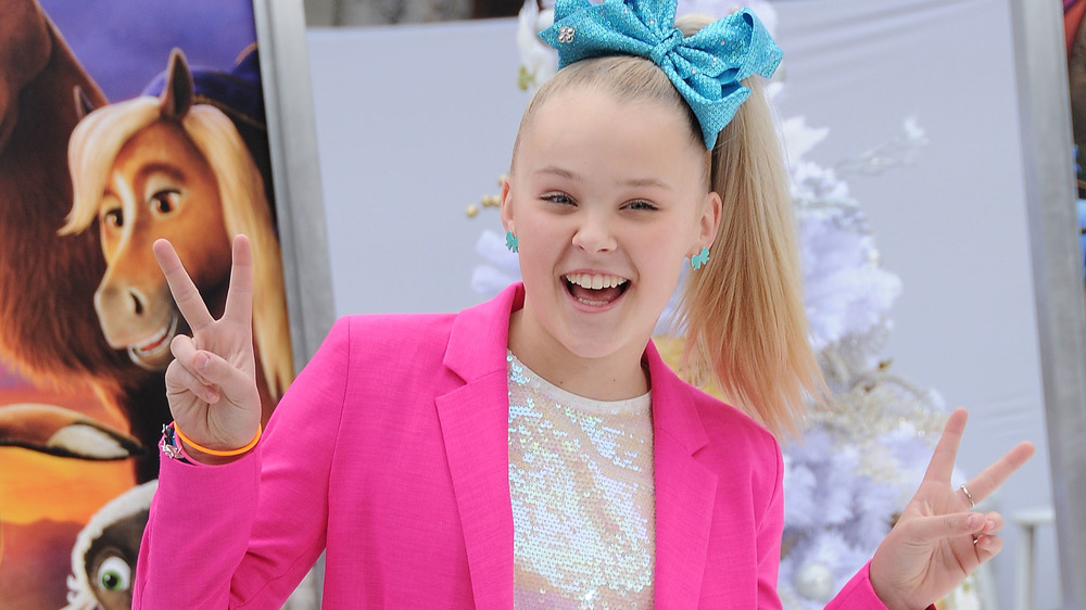 JoJo Siwa giving peace sign