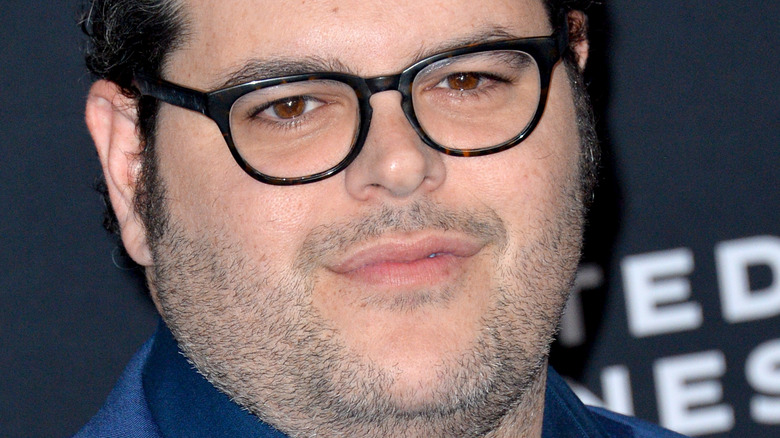 Josh Gad wears glasses at movie event