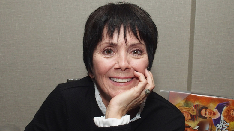 Joyce Dewitt smiling and resting her chin on her hand