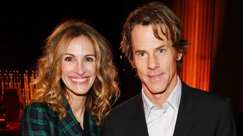 Julia Roberts and Danny Moder posing