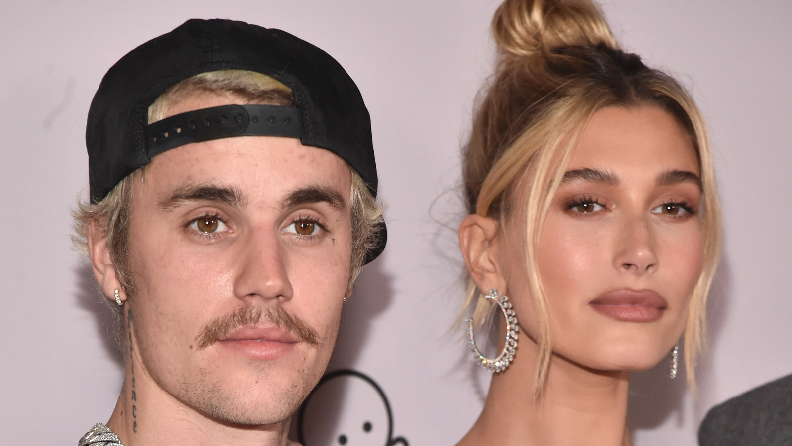 Justin Bieber Defends Hailey After Attacks From Selena Gomez Fans justin-bieber-defends-hailey-after-attacks-from-selena-gomez-fans