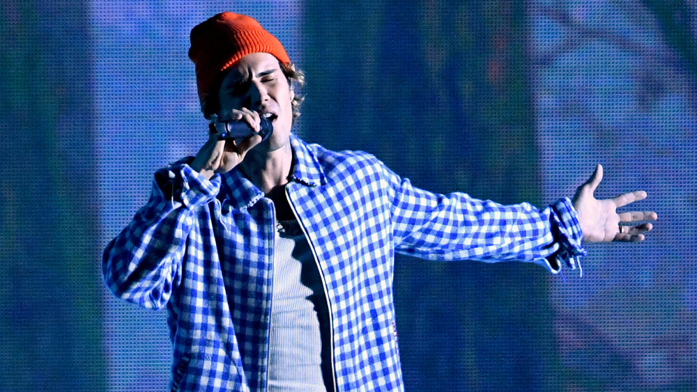 Red beanie Justin Bieber performing