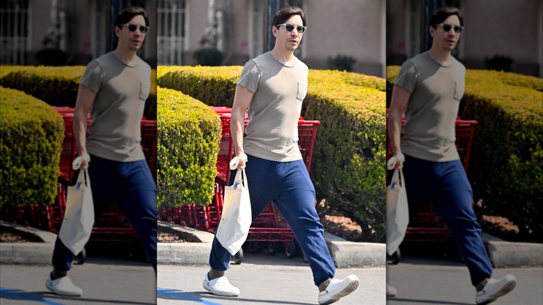Justin Long holding a tote bag as he arrives at a Trader Joe's in California