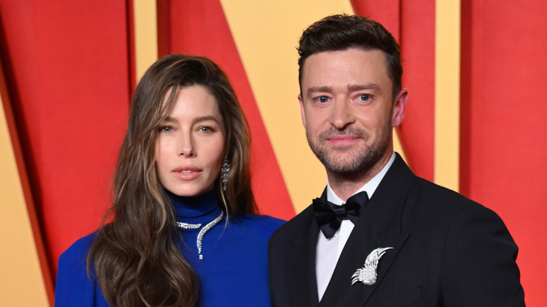 Jessica Biel and Justin Timberlake smiling for cameras on the Vanity Fair Oscar's Afterparty red carpet