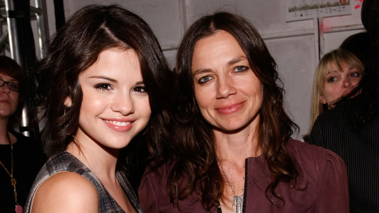 Justine Bateman and Selena Gomez smiling at the Whitley Cros 2009 Spring Fashion Show in 2008