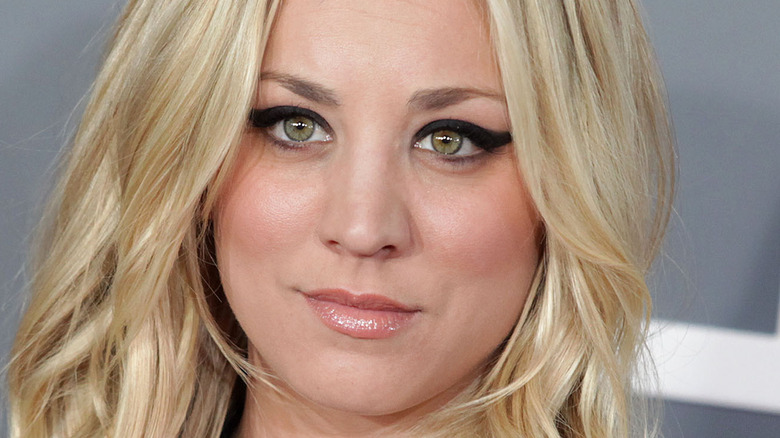 Kaley Cuoco dark eye makeup