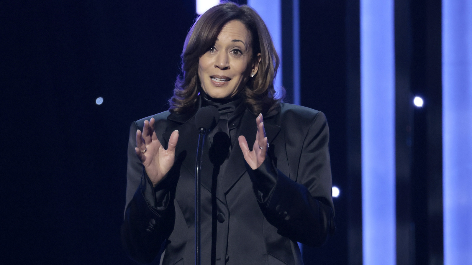 <a href="https://www.thelist.com/1975488/kamala-harris-former-allies-turning-against-her-over-book/" target="_blank">Kamala Harris’ Tell-All Book Has Former Allies Turning Against Her</a>