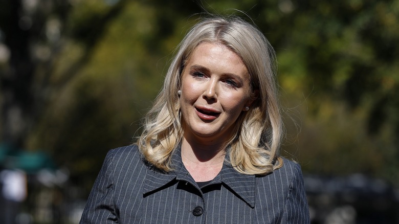 Karoline Leavitt speaks to reporters outside the White House in Washington, DC (2025)