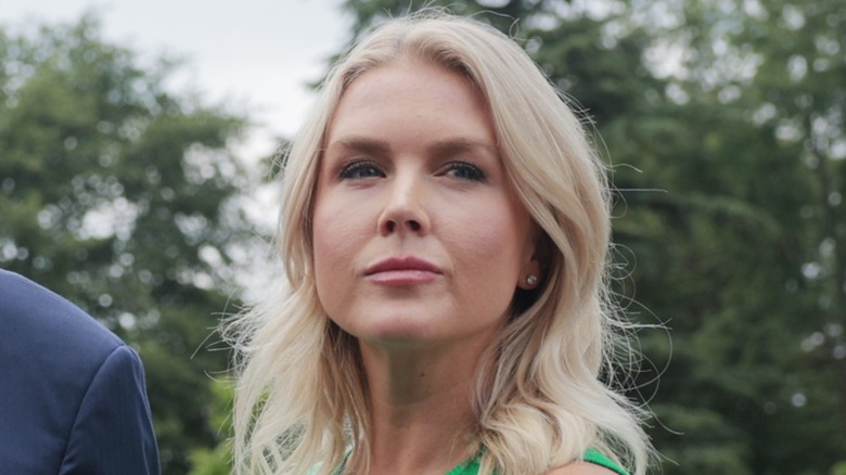 Karoline Leavitt glares at the press on the White House lawn (2025)