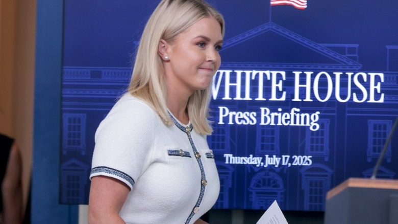 Karoline Leavitt arrives to the podium for a press briefing in the White House (2025)