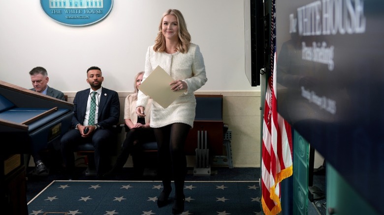 Karoline Leavitt arrives for a White House press briefing in Washington, DC (2025)